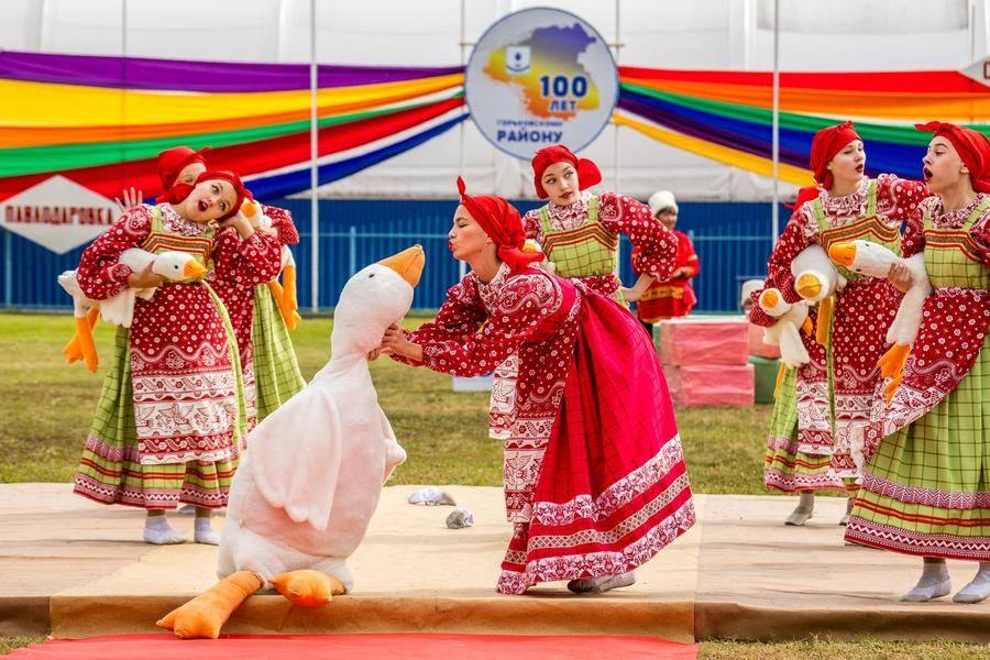 Но в конце концов он становится крупнее всех в стае — на зависть насмешникам