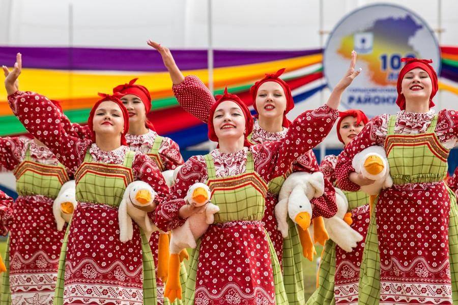 Хореографический мини-спектакль заканчивается на очень позитивной ноте