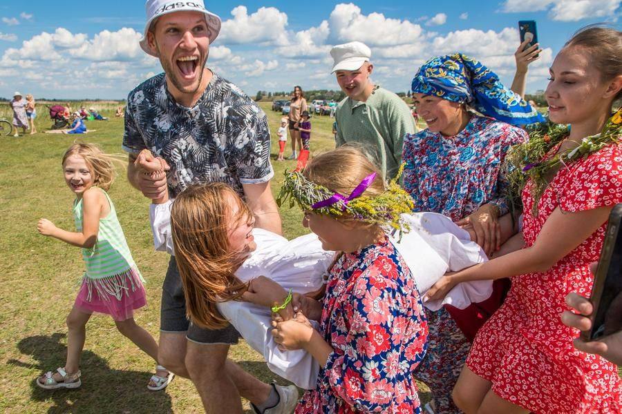 Судьба последней в игре растяпы незавидна: ее несут окунать в озеро