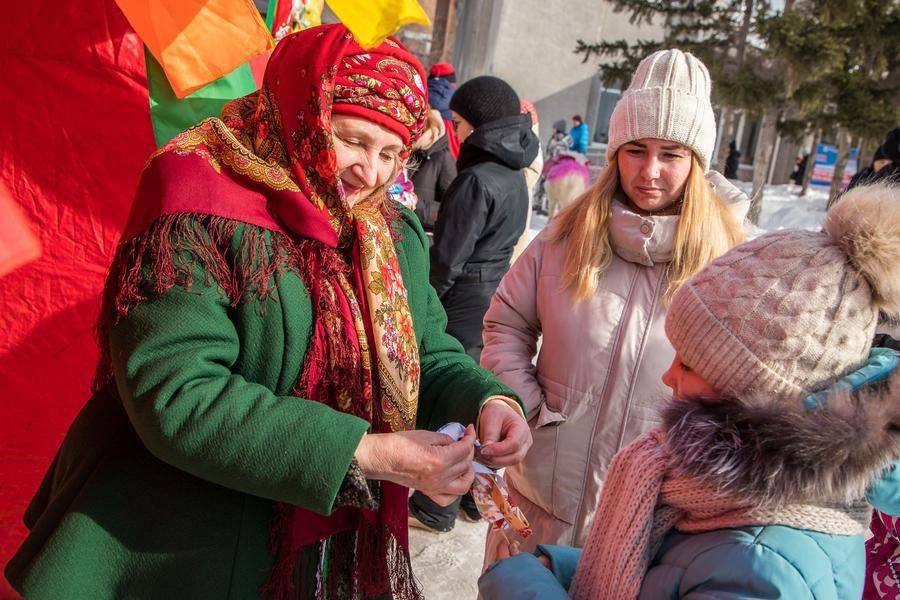 Рукодельницы приглашают всех за минуты собрать из заготовок масленичную куклу