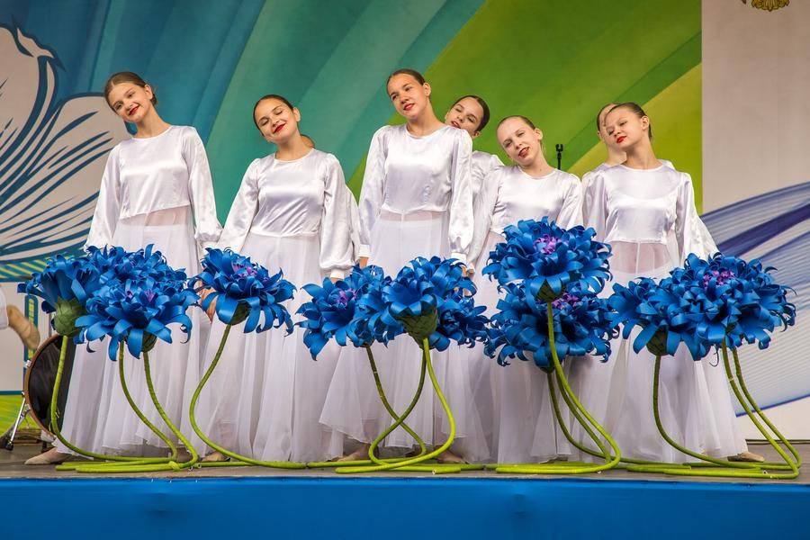 Стилизованные васильки появляются ближе к финалу