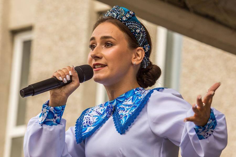 Лирическое настроение поддерживает народная песня