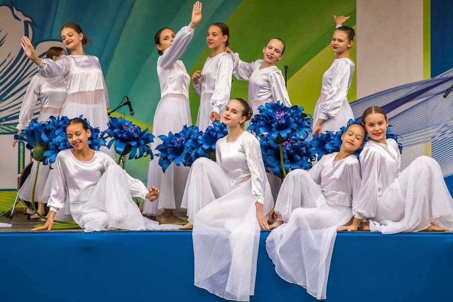 Через несколько минут начнется вторая часть праздничного концерта
