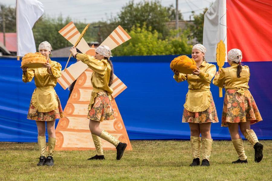 В сценическом образе кузнецов, хлеборобов и пекарей чествуют всех людей труда