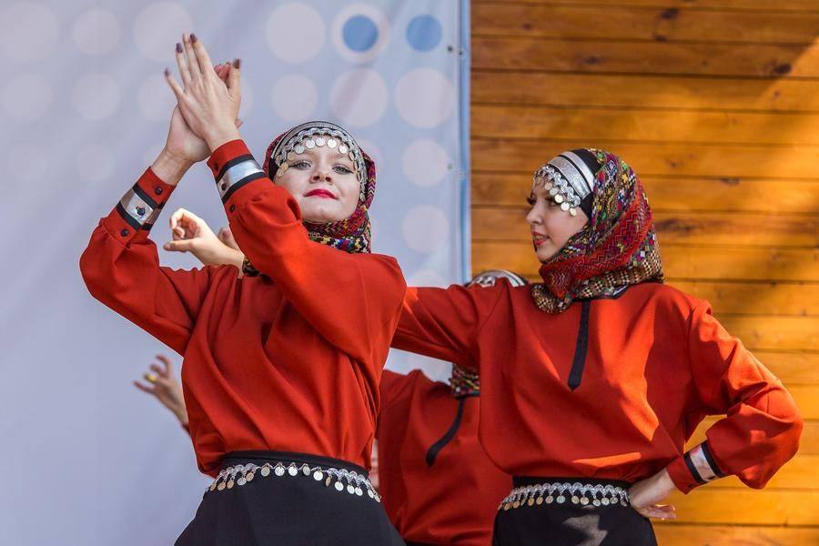 Дагестанский девичий пляс — это красота и экспрессия