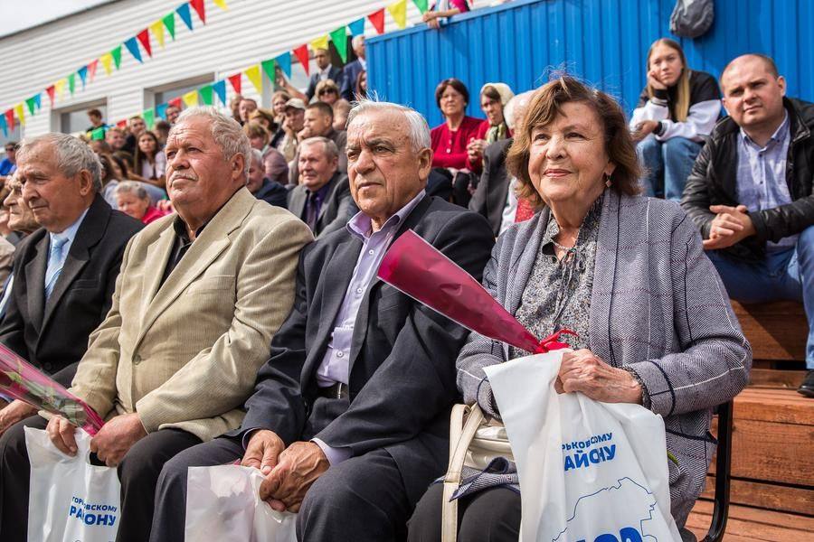 За представлением внимательно следят почетные жители района