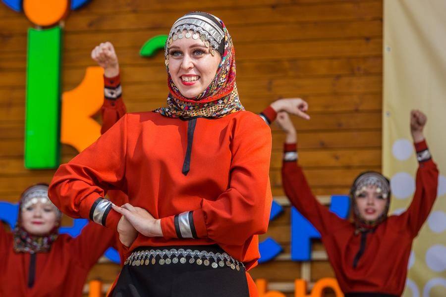 В танце активно используются руки и плечи
