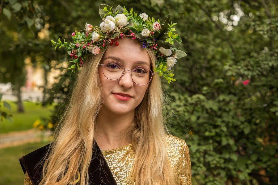 Наряду с застывшими инсталляциями здесь можно встретить цветочную фею