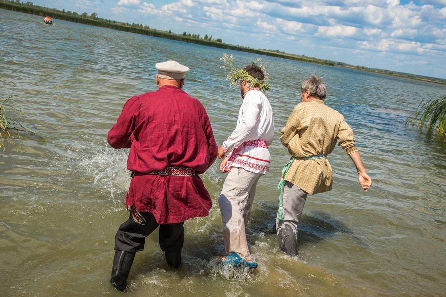 Его тащат кратчайшим известным маршрутом и тоже бросают в озеро