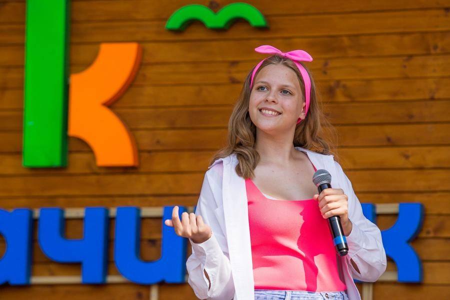 И вновь сцена ненадолго в распоряжении вокалистов студии «Звонкие голоса»