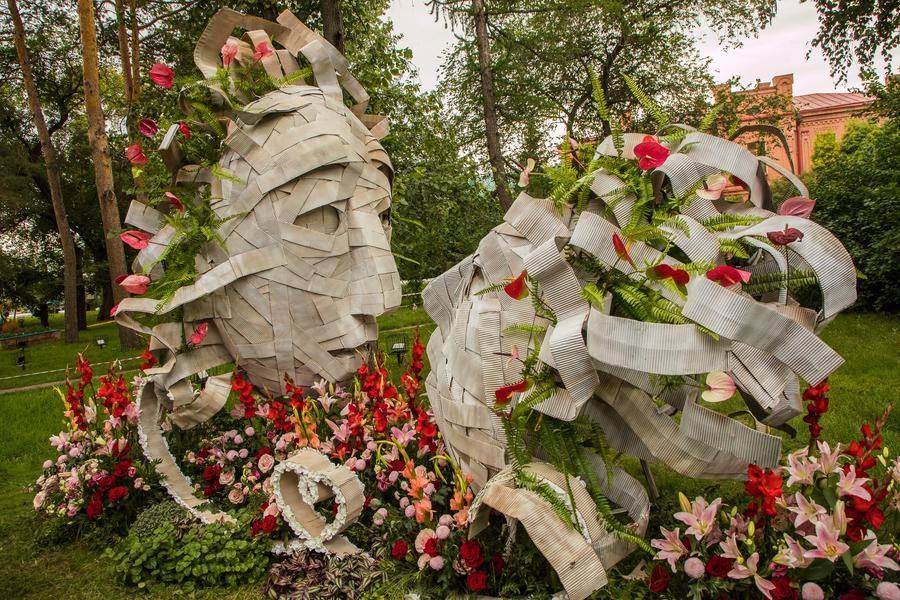 «Встреча» — без сомнения, самая гротескная фигура выставки
