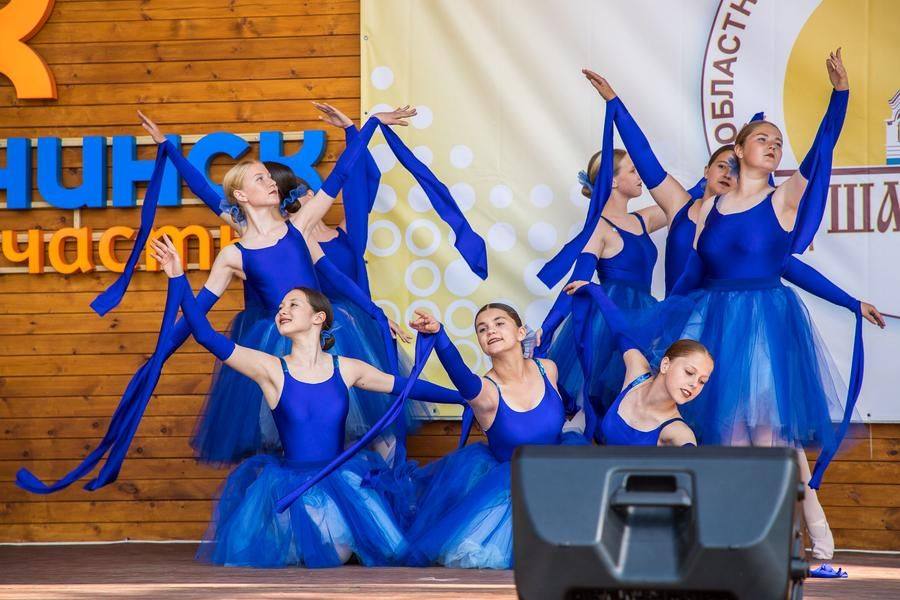 Следом выступает ансамбль танца «Грация» (Русско-Полянский район)