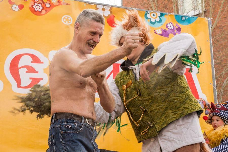 Очень скоро вся площадь пожелает храбрецу: «С легким паром!»