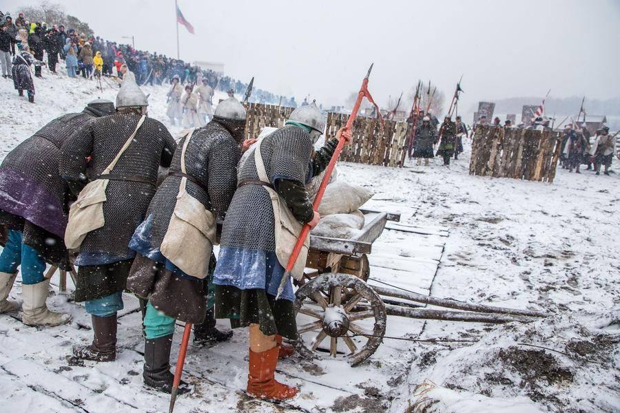 Конечно, 40-минутная реконструкция не заменит учебники истории