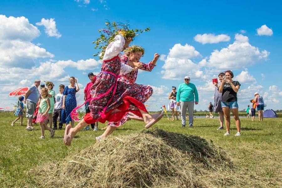 Прыжки через «костер» очищают тело от недугов, а душу — от плохих мыслей