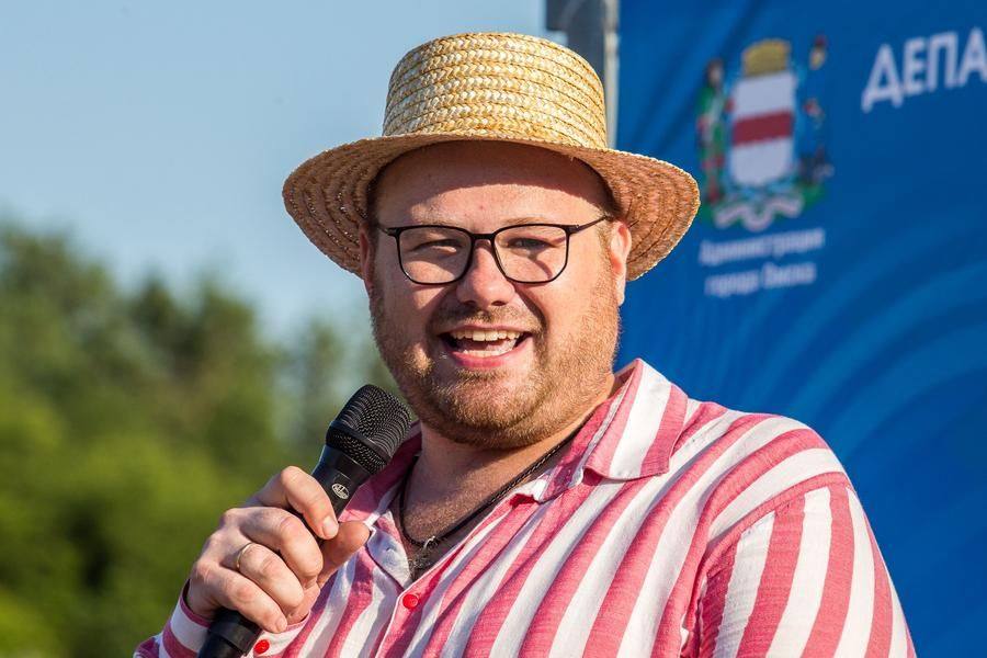 Вокалист и ведущий вечера Максим Комендантов объявляет о церемонии награждения