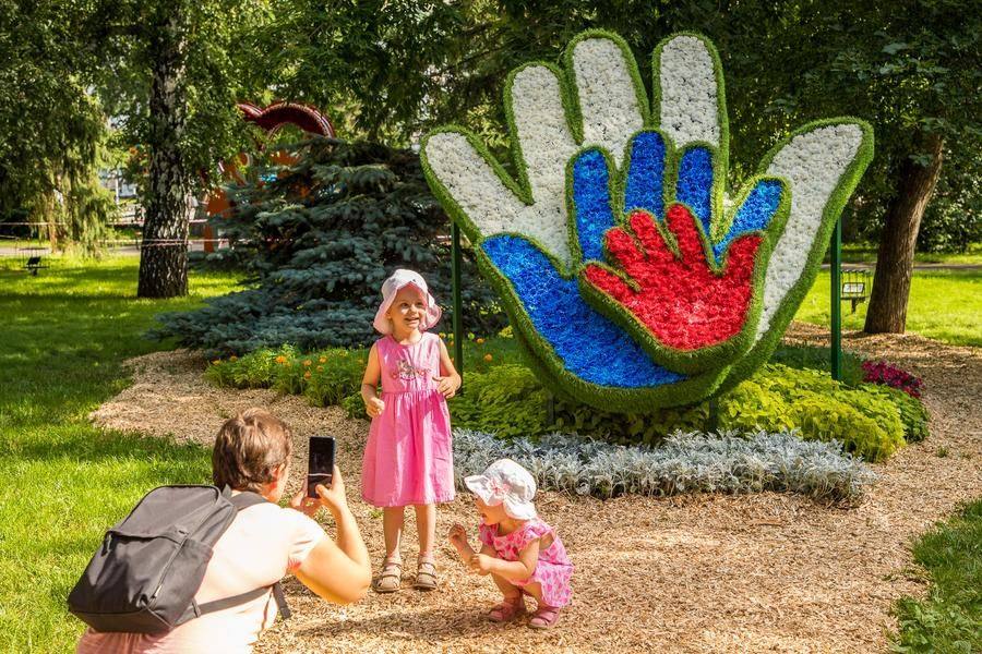 Хризантемы в форме рук образуют композицию «Мама, папа, я — счастливая семья»