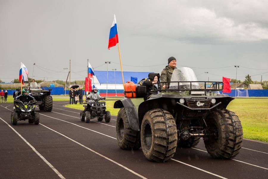 Квадроциклисты устроили скоростные показательные заезды