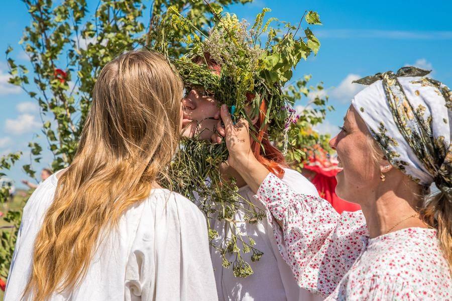 Через венок они обмениваются подарками и дружескими поцелуями в щечки