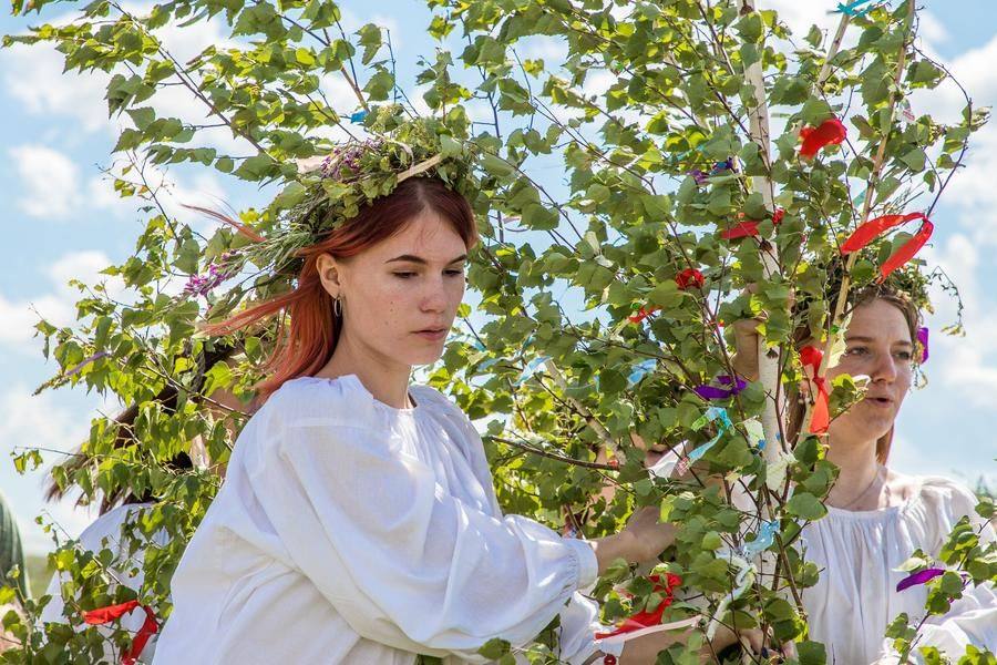 Остается только совершить обряд топления березки