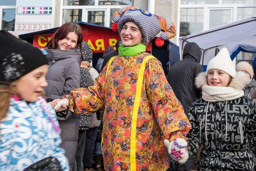 Пожалуй, скоморохам осталось только провести праздничный хоровод