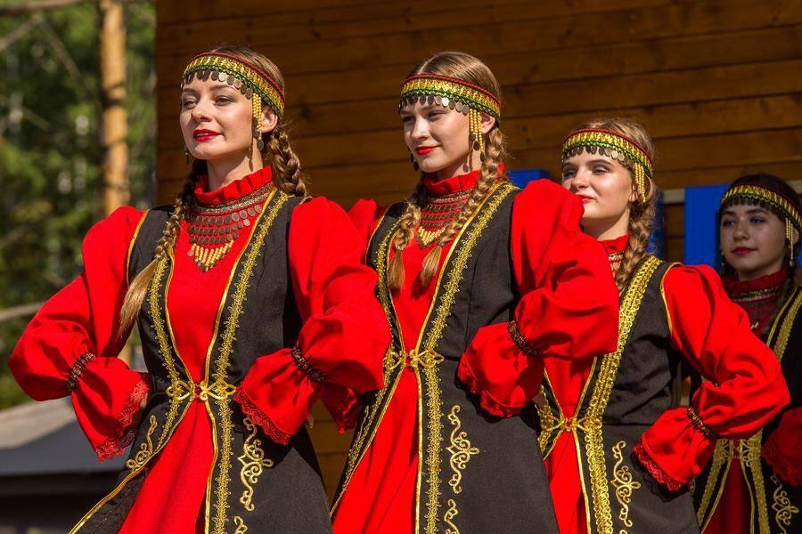Следующая постановка — башкирский лирический танец «Озон сэс»