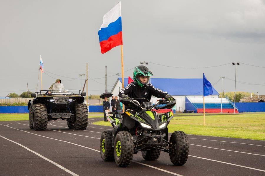 С каждым кругом удается лучше рассмотреть пилотов и технику