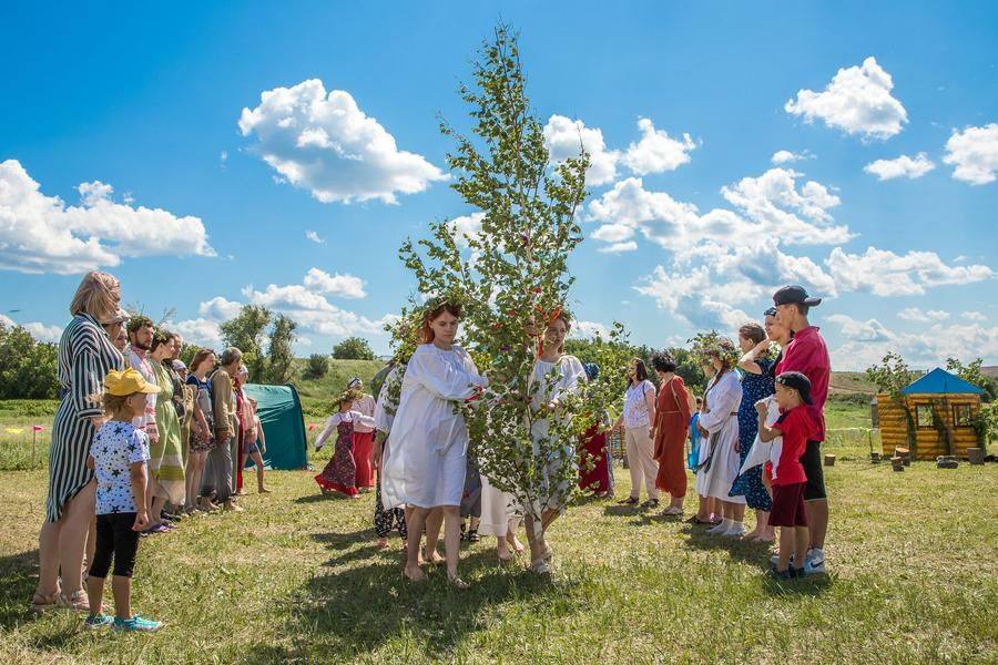 Участники праздника выстраиваются в стреловой хоровод