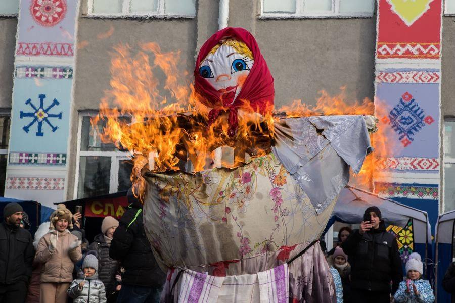 Наступает время для сожжения чучела — это кульминация праздника