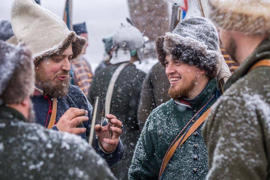 Участники обмениваются мнениями о пятой постановке ко Дню народного единства