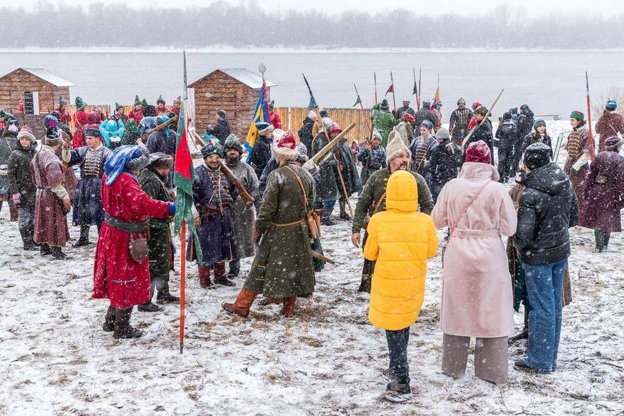 Следующие полчаса они будут общаться с посетителями Омской крепости
