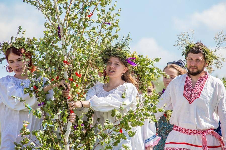 Девушки-русалки медленно несут деревце под протяжные песни