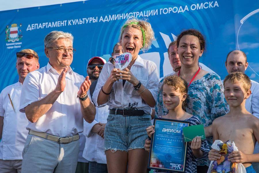 На сцене эмоции победительниц не утихают