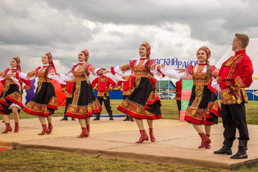 На сцене — ансамбль танца «Иртыш» из Омска