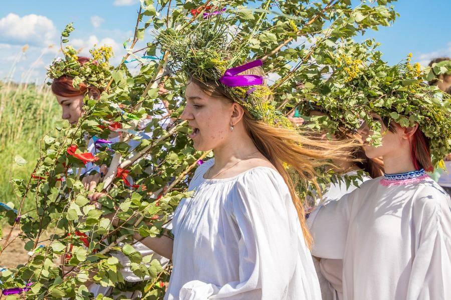 Песни не смолкают ни на секунду