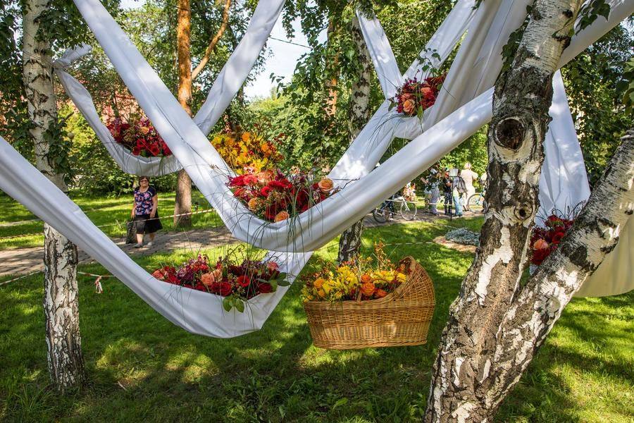 В непосредственной близости — инсталляция «Мать и дитя» из множества колыбелей
