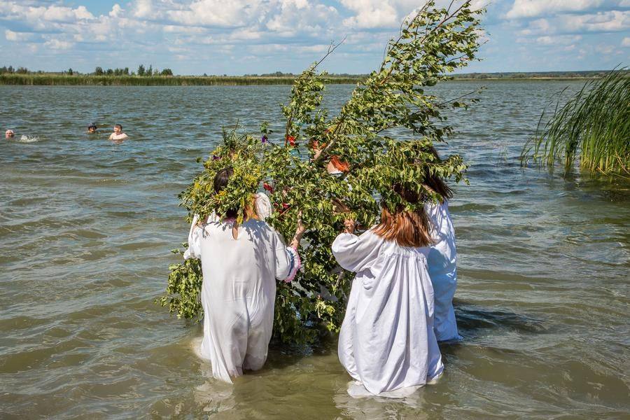 Считалось, что брошенная в воду береза обеспечит нужное количество влаги летом
