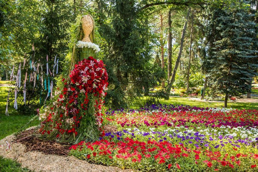 Фигура «Материнство» отсылает к народной обережной кукле и полна смыслов