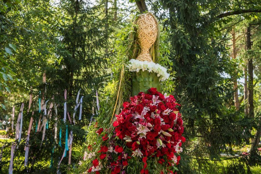 Это образ матери-природы, а также символ единения человека и окружающего мира