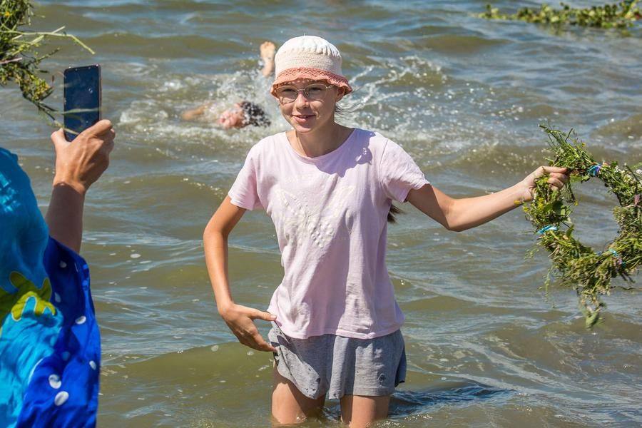 Гостям праздника остается только бросить венки в воду