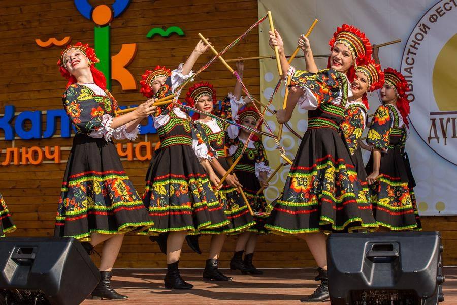 В руках у мастериц спицы и пряжа, чтобы заниматься вязанием