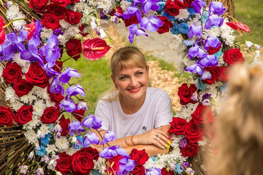 Ослепительная улыбка — идеальный акцент в этом буйстве красок