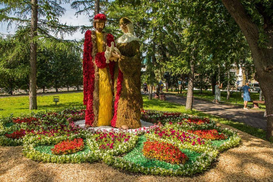 Князь Петр и его жена Феврония — скульптурная доминанта южной части сквера