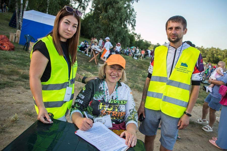 Звучит сирена, и судьи готовы узнать вес улова каждого участника