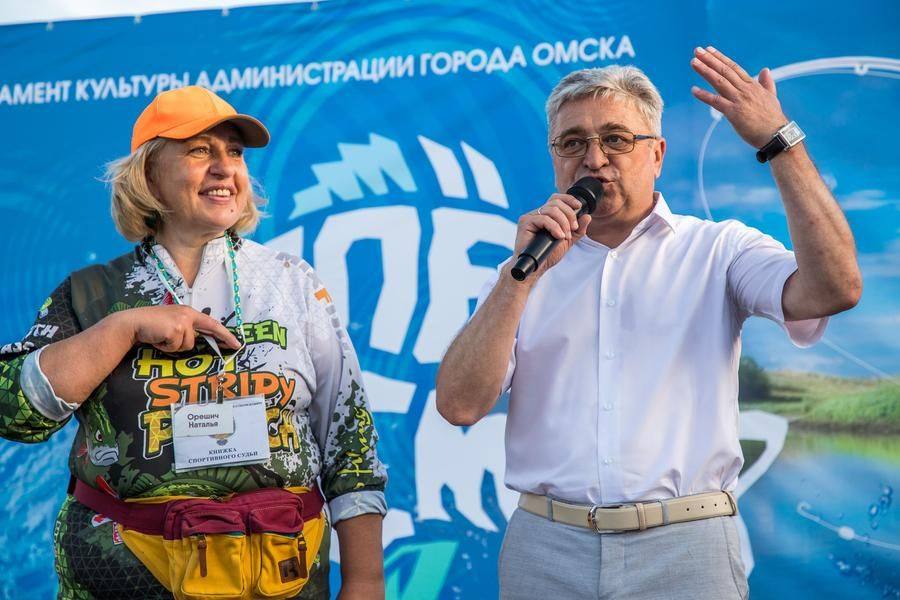 Для награждения на сцену вновь поднимается Олег Федоренко, и он не один