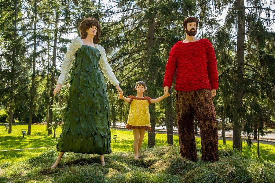 Она открывает путь к современным фигурам, которые соседствуют с историческими