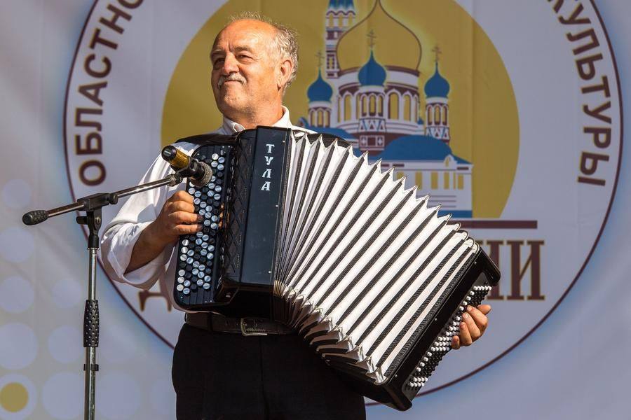 Конечно же, баян — лучший аккомпанемент для такой композиции