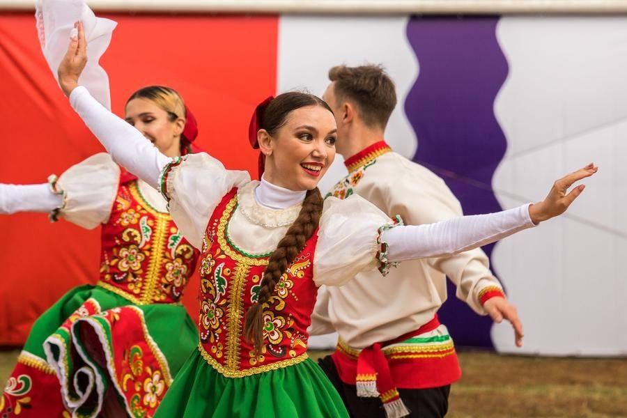 Исполняется вокально-хореографическая постановка «Со двора, со дворика»