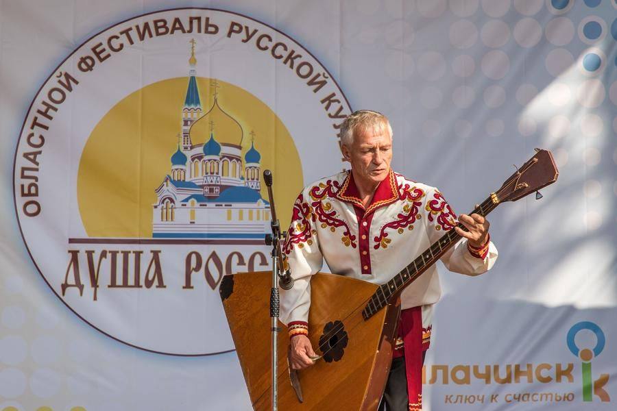 Бас-балалайка предвещает еще одну русскую народную песню