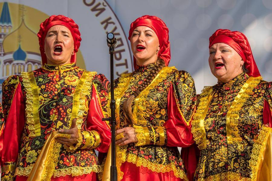 И вот уже микрофоны у ансамбля «Сибирочек» (Черлакский район)